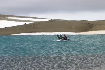 Arctique et Antarctique : des environnements similaires mais des communautés microbiennes bien différentes dans les lacs