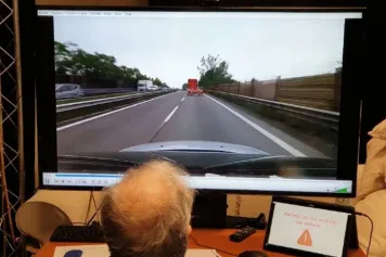 Comment les conducteurs âgés perçoivent-ils les alertes ?  Perspectives pour la conception de l'interaction conducteur-voiture