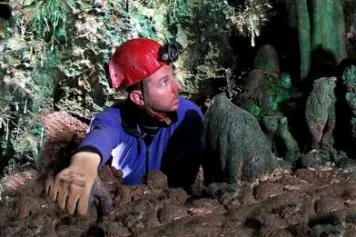 "Ni‑rich mineral nepouite explains the exceptional green color of speleothems"